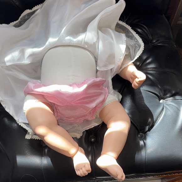 Adora realistic 18” Baby doll signed - Picture 5 of 7